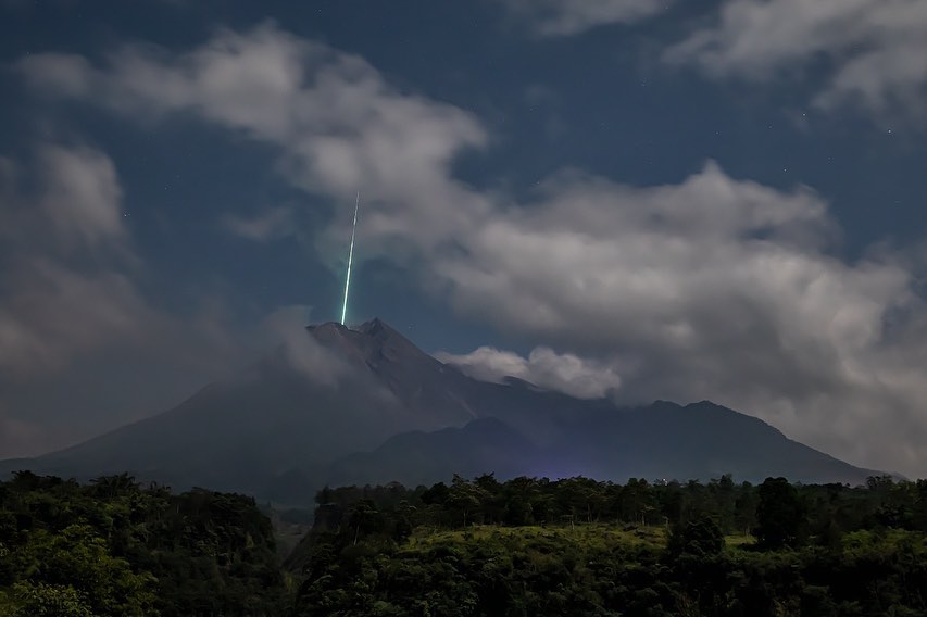 ¿La FOTO del año? Captan caída de un meteorito en el volcán más activo del mundo