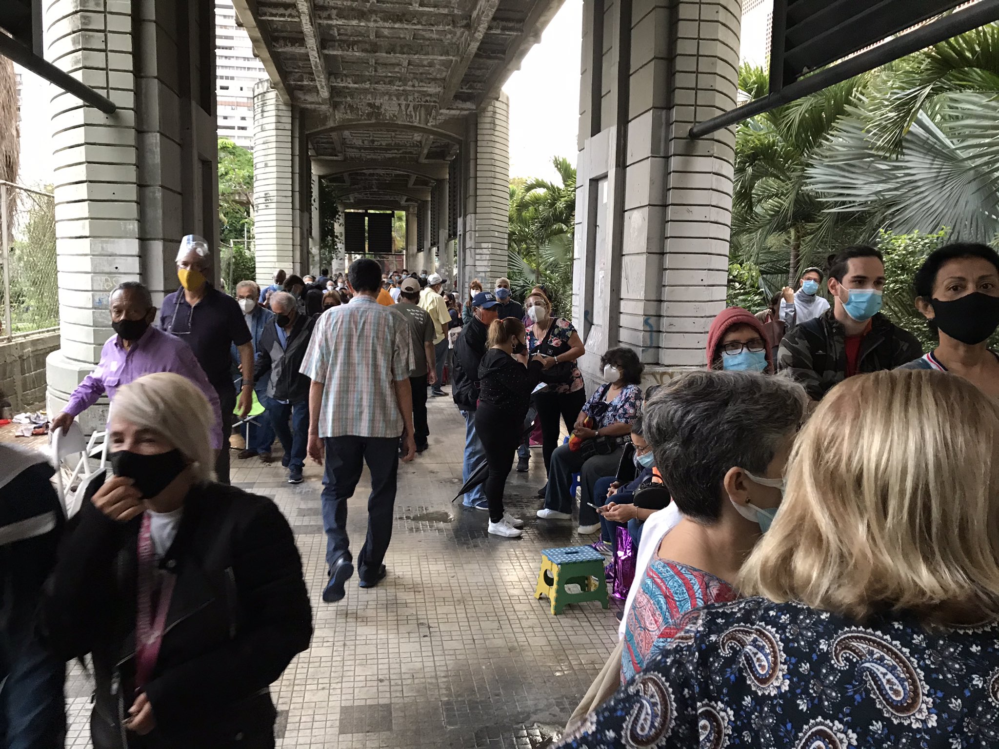 Desastre en el Alba Caracas: No hay vacuna rusa para la segunda dosis de los adultos mayores (IMÁGENES)