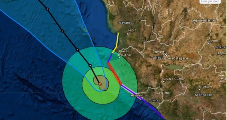 Huracán Enrique avanza en paralelo a la costa del Pacífico de México