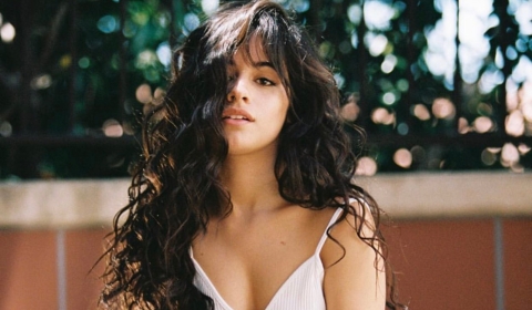 Camila Cabello presume su grandes nalgas  con bikini tipo tanga (FOTOS)