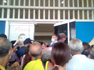 Anarquía y descontrol durante jornada de vacunación en San Juan de los Morros (VIDEO)