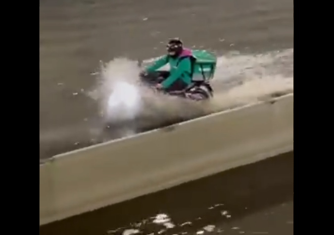 Motorizado “navega” para entregar su pedido en Caracas, ciudad de azúcar (Video)