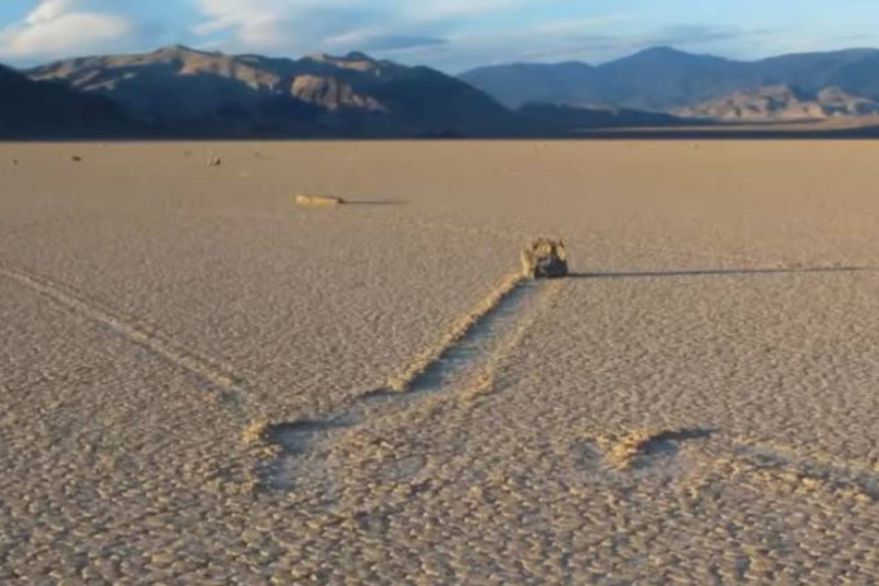 El enigma de las enormes piedras que se mueven solas a la vista de todos