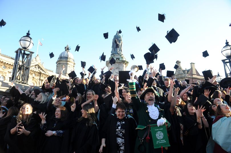 Estudiante en EEUU envió invitación de graduación a la dirección incorrecta y recibió una inesperada respuesta