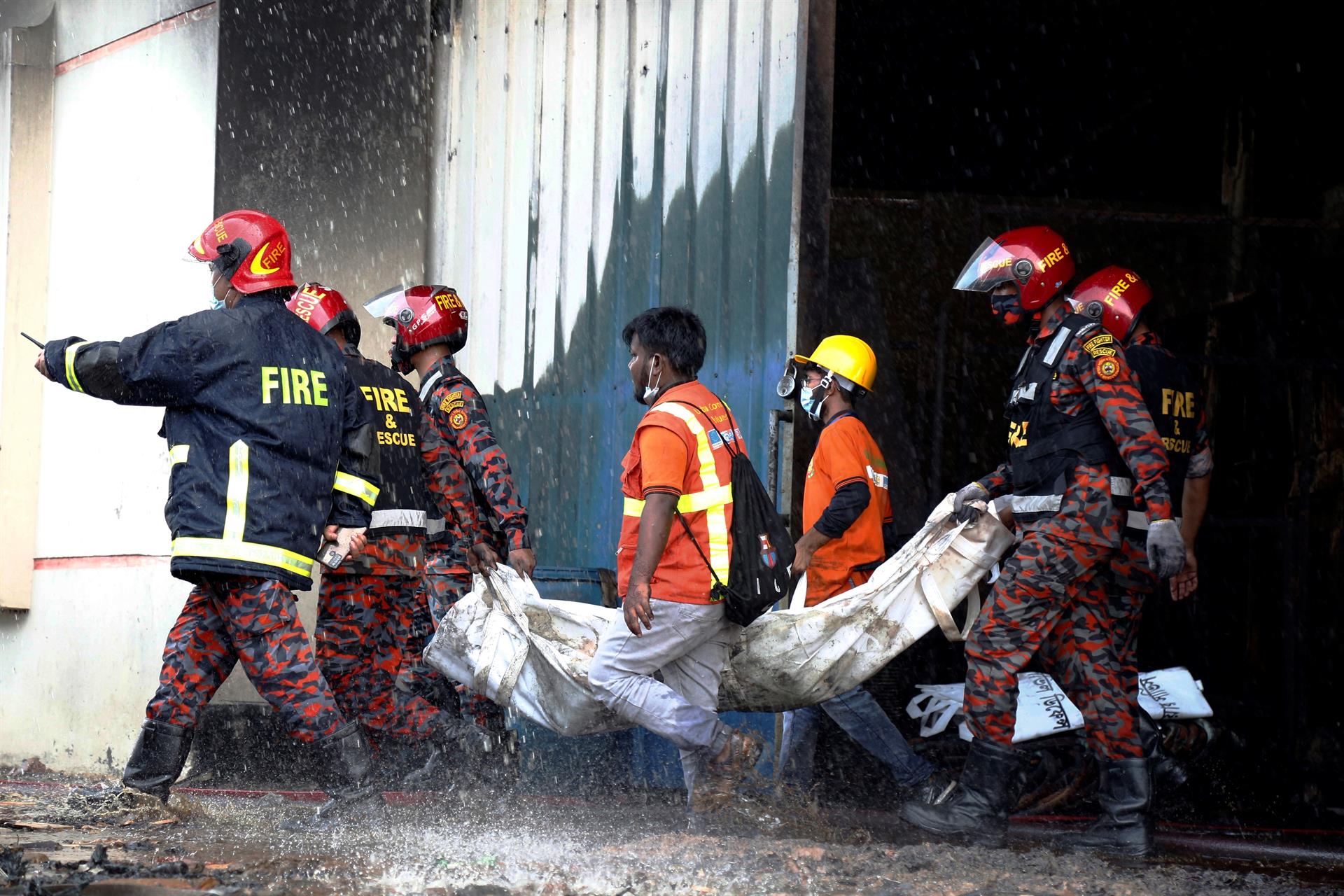 Unicef denuncia el trabajo infantil en Bangladesh tras confirmarse la muerte de 16 menores en el incendio