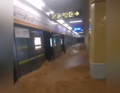 Al menos 12 personas fallecieron tras inundación del metro de Zhengzhou en China