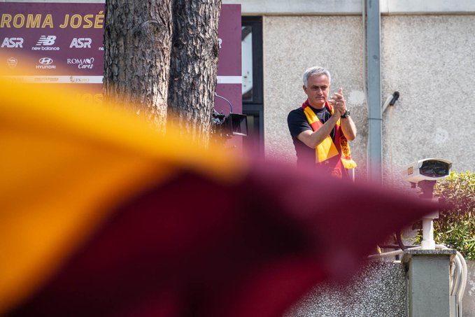 José Mourinho, recibido como “emperador” por cientos de aficionados en Roma (IMÁGENES)