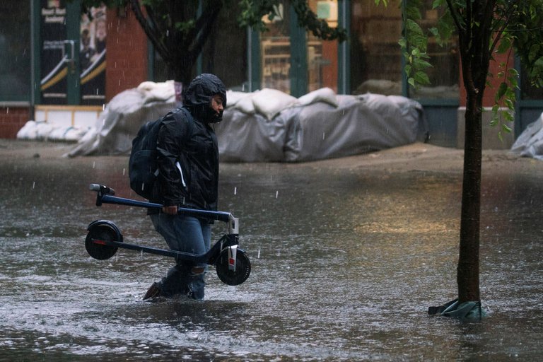 Alarma en la costa este de EEUU tras avance de la tormenta tropical Elsa