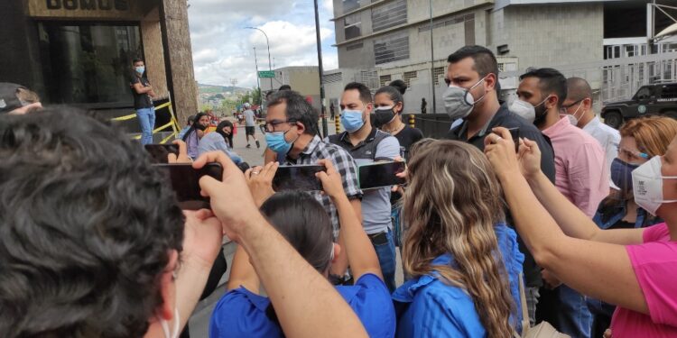 Activistas protestan en el Sebin de Plaza Venezuela para exigir la libertad de Javier Tarazona #3Jul (FOTOS)