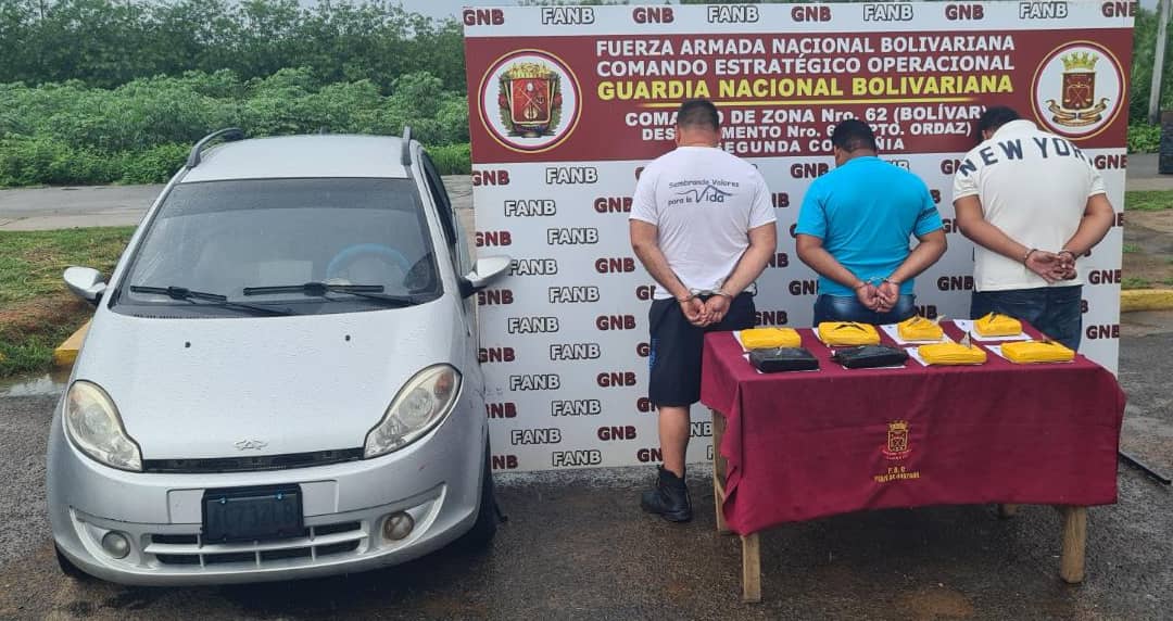 Incautan ocho panelas de presunta marihuana y detienen a tres individuos en Bolívar