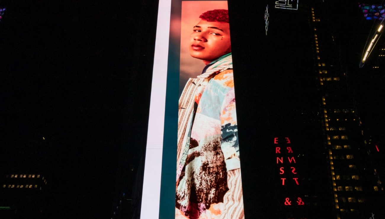 Tras el éxito de “Hecha pa’ mí” y “Ella”: Boza se apodera de Times Square con “En la luna”