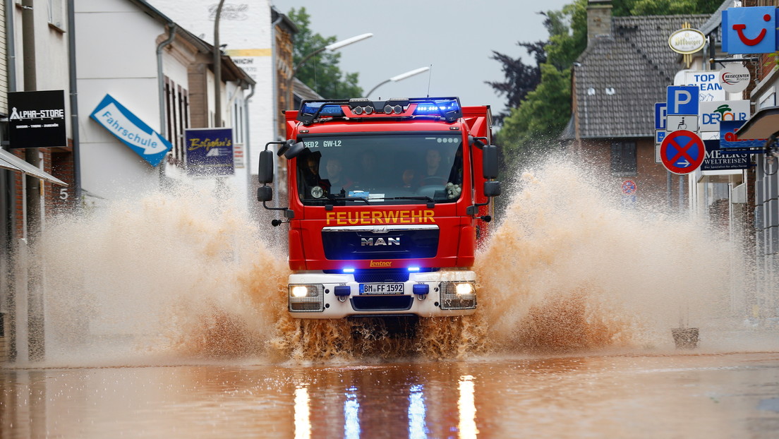 EN VIDEO: Momento en el que rescataron a bombero arrastrado por el agua en Alemania