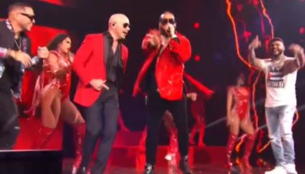 La camisa que Farruko le dedicó a Díaz-Canel en los Premios Juventud (Fotos)