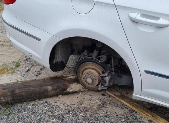 Se robó el caucho de un carro pero decidió devolverlo con una curiosa nota…¡y una pequeña compensación!