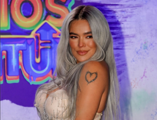 ¡Bebecitaaaaa! Así de divina estuvo Karol G en los Premios Juventud (FOTOS)