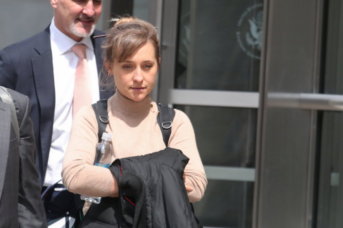 Actriz Allison Mack ya entró en prisión por su participación en la secta Nxivm