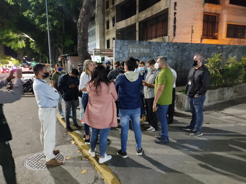 Periodistas acompañaron a Mildred Manrique tras acoso de esbirros en su residencia (Fotos)