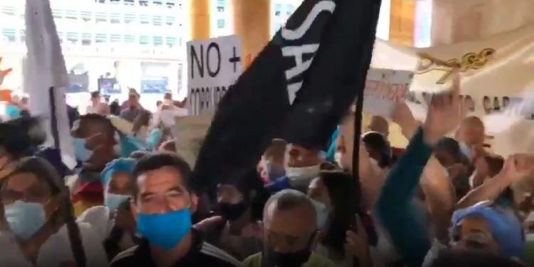 Trabajadores sanitarios protestan en el Ministerio de Salud para exigir al régimen salarios dignos #7Jul (VIDEO)