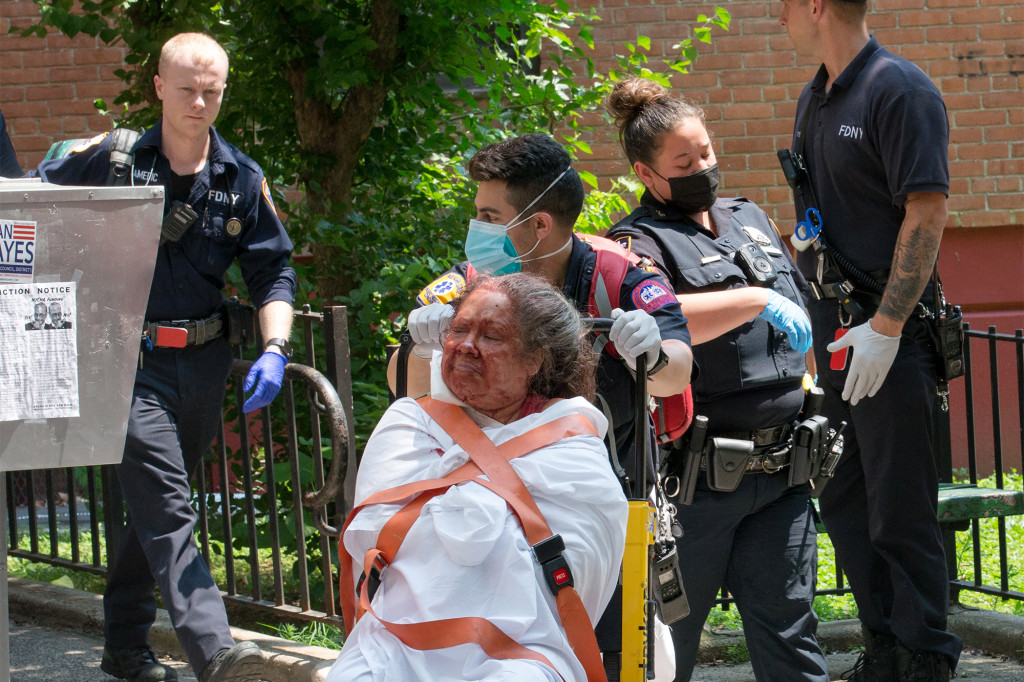 Apuñaló a su madre por negarse a rezar una oración de la santería en Nueva York