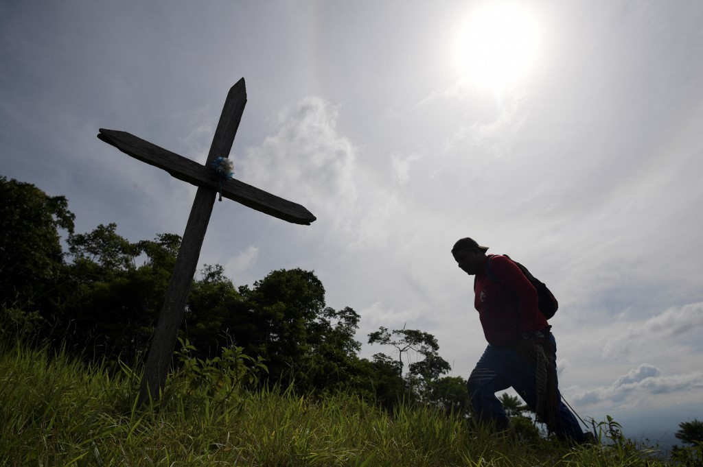 Cayó dos veces en trampas de minas explosivas y le dispararon sin razón: Víctima de la violencia en Colombia relata su historia