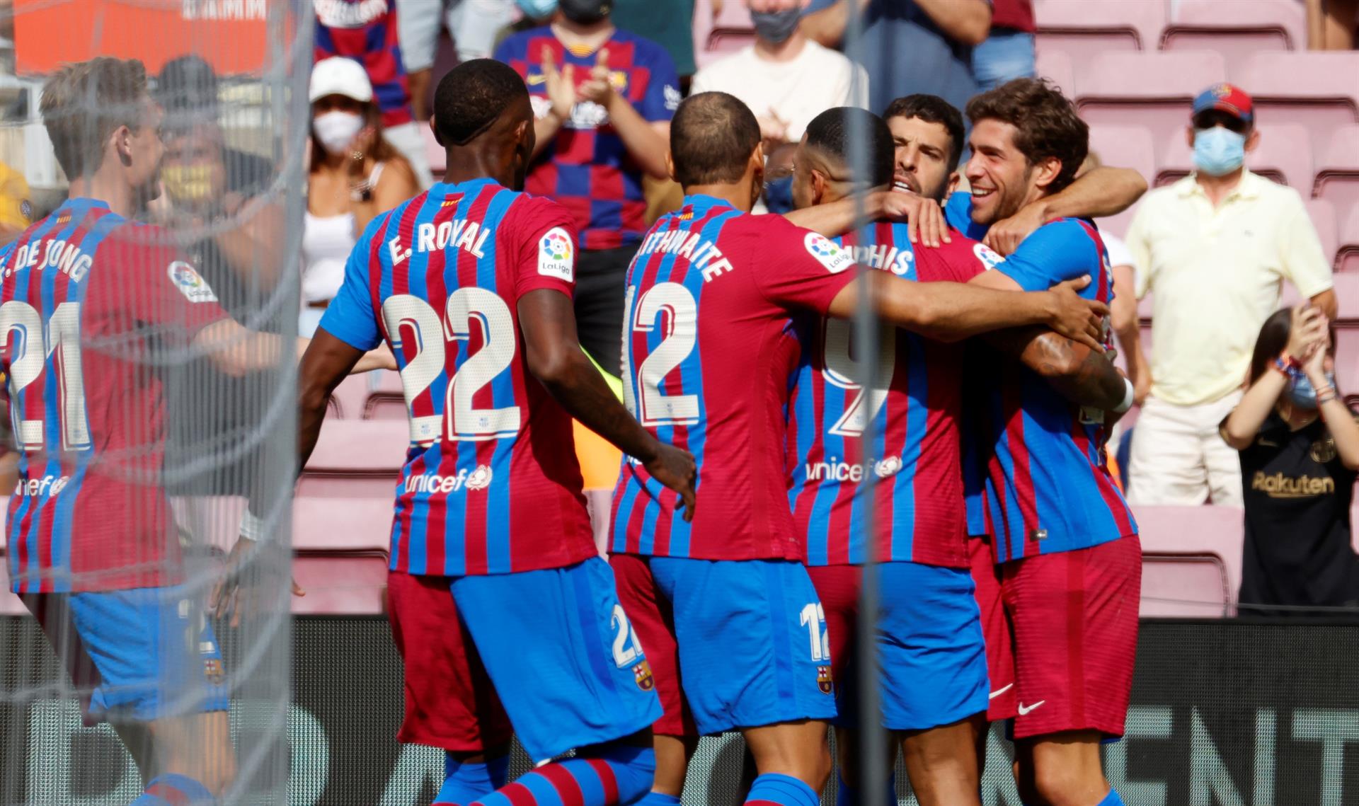 El Barça vence al Getafe con goles de Sergi Roberto y Memphis