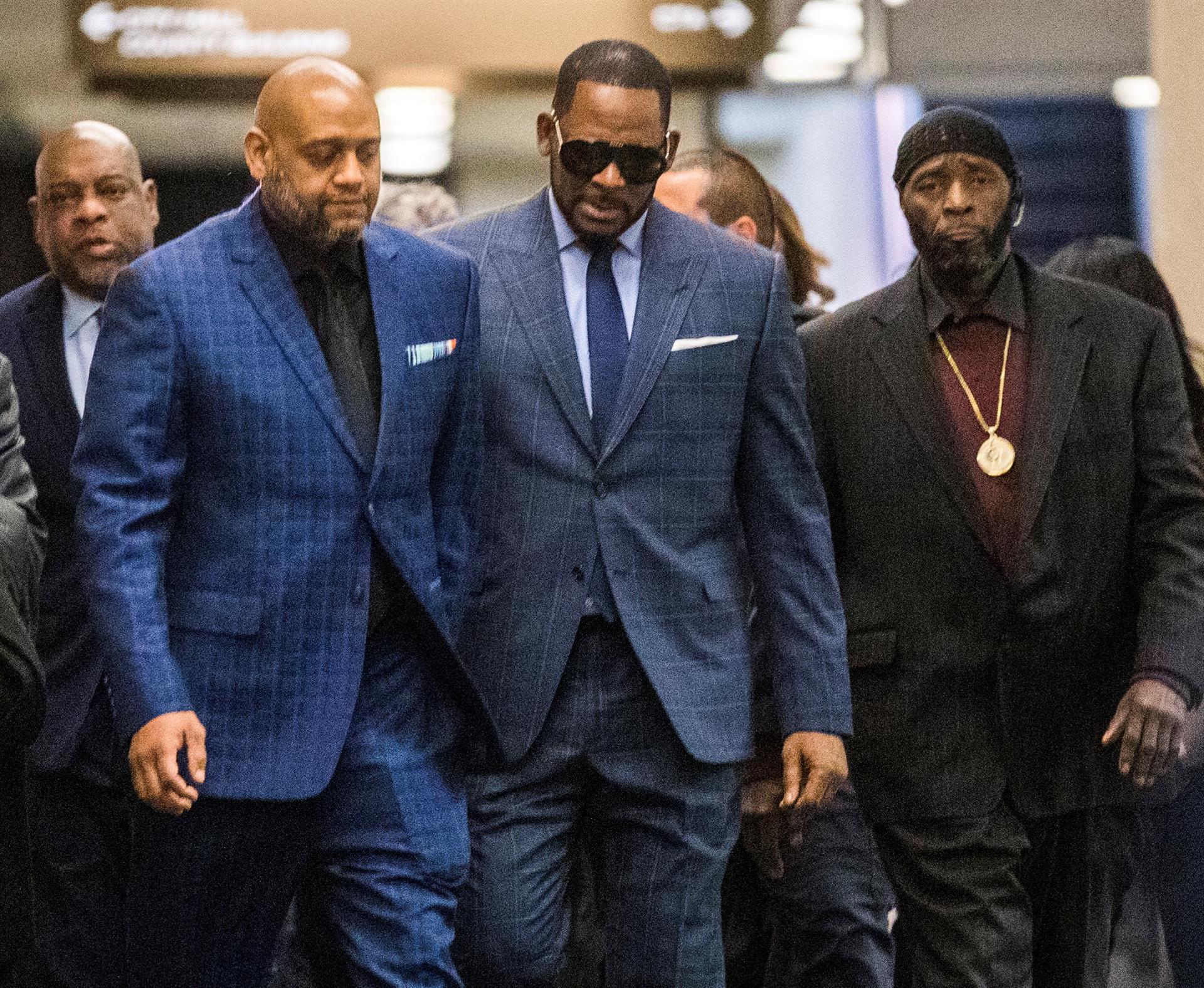 R. Kelly es un “depredador” que utilizó su fama para captar a menores con fines sexuales, declaró la fiscalía ante el tribunal