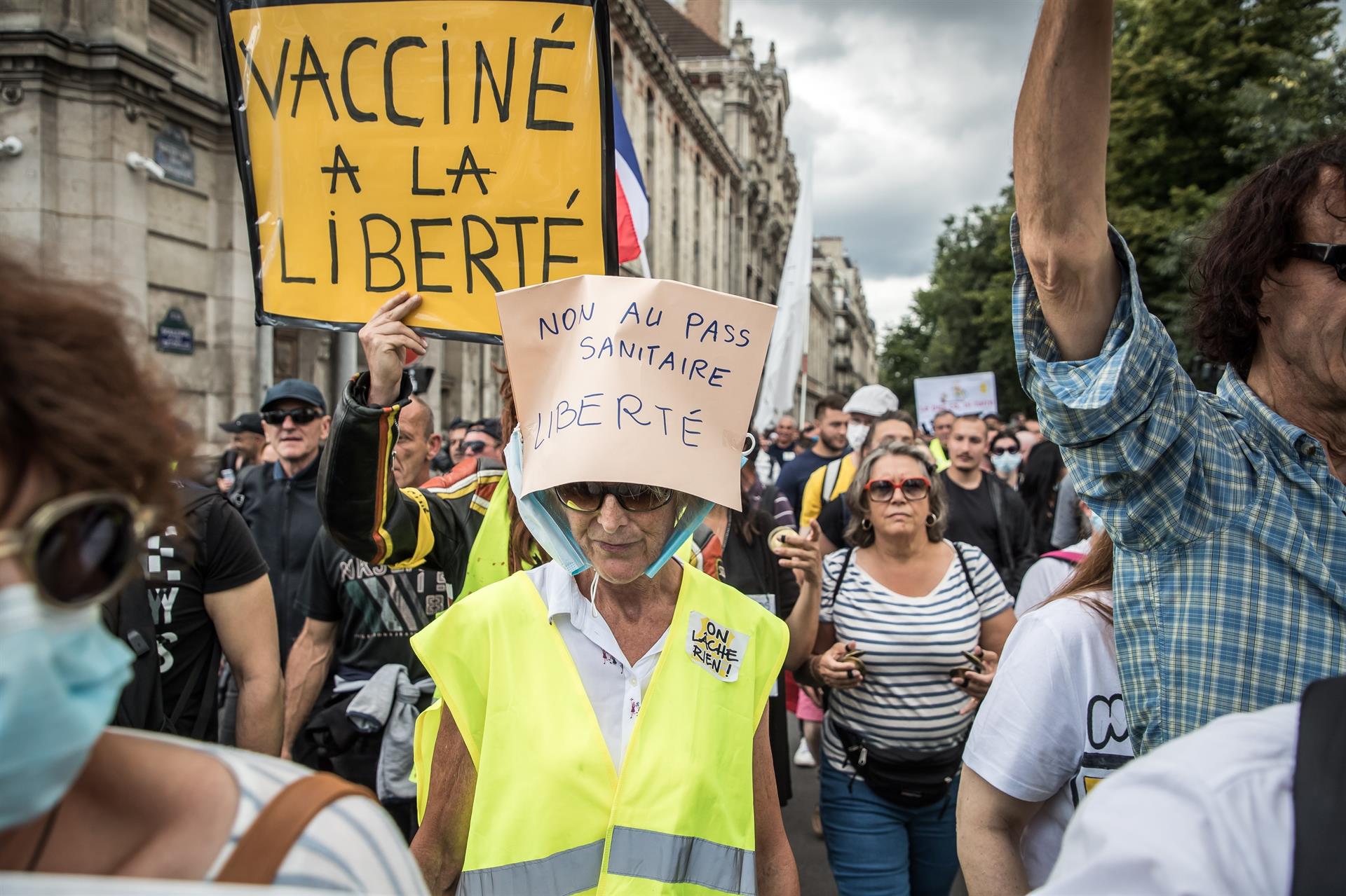 En Francia tendrán que tener pase sanitario para ingresar a bares y restaurantes