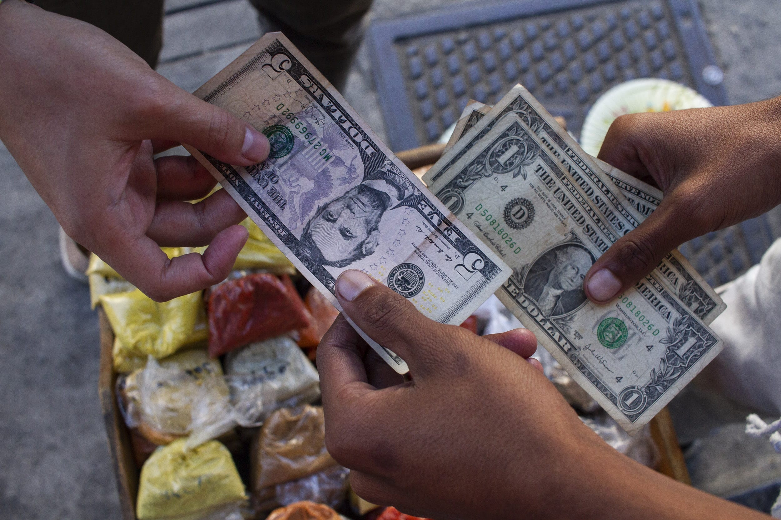 La variación del dólar paralelo en Venezuela ocasionó el aumento del 30% de los principales alimentos