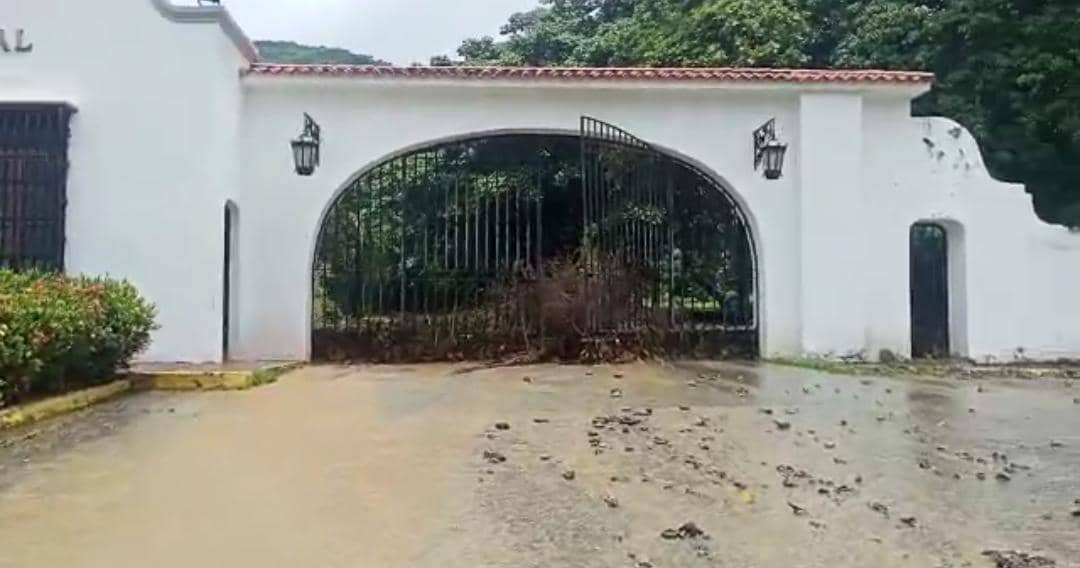 Crecida del río Camurí Grande inundó parte de la entrada de la USB sede Litoral #28Ago (FOTOS y VIDEO)