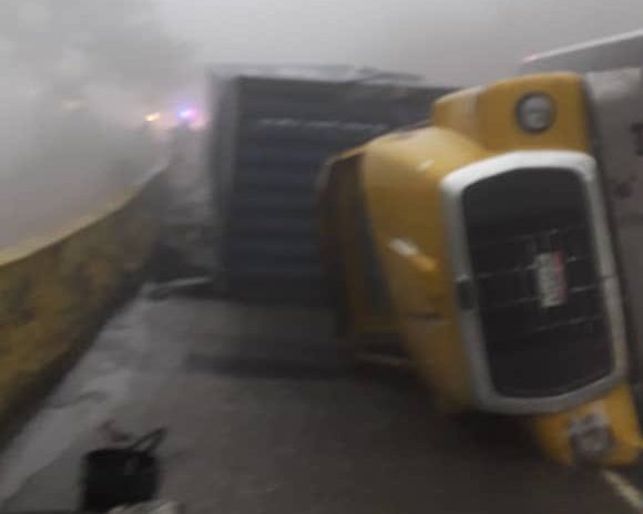 Volcamiento de una gandola en la Autopista Regional del Centro este #22Ago