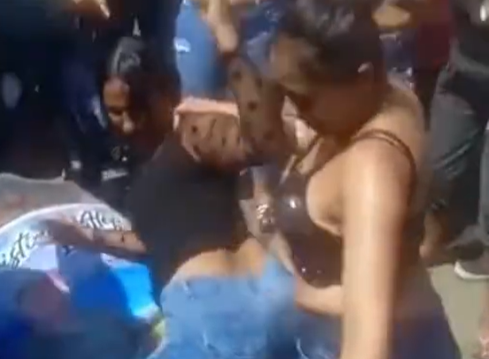 En Ecuador, el líder de una banda criminal es despedido con “perreo intenso” encima del ataúd (VIDEO)