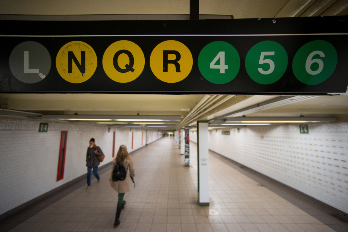 Le cayeron a martillazos mientras esperaba el tren en Nueva York