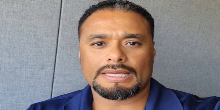 El ex pelotero venezolano Johan Santana muestra los donativos que se enviarán a la población de Mérida afectadas por las lluvias (Video)