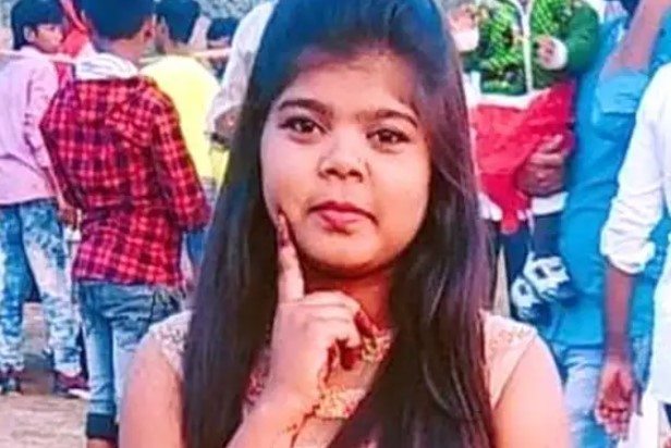 Su familia la asesinó a golpes y colgó de un puente por llevar ropa “atrevida” en India
