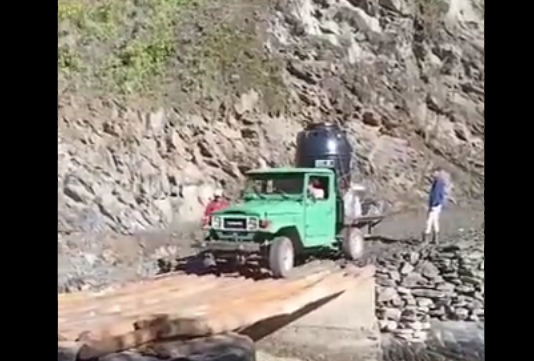 EN VIDEO: Productores en Mérida trasladan alimentos por puentes con palos este #28Ago