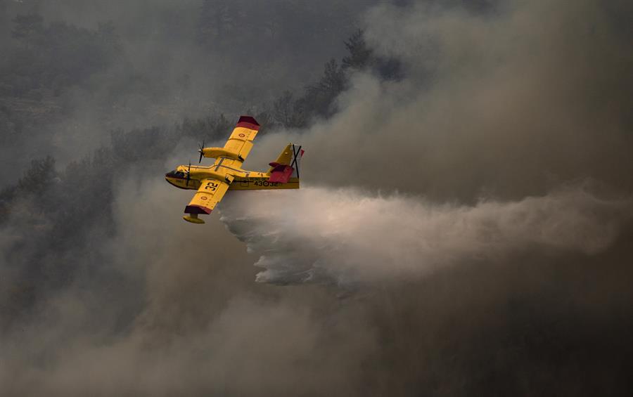 Continúan los esfuerzos tras trece días consecutivos para apagar dos incendios en Turquía