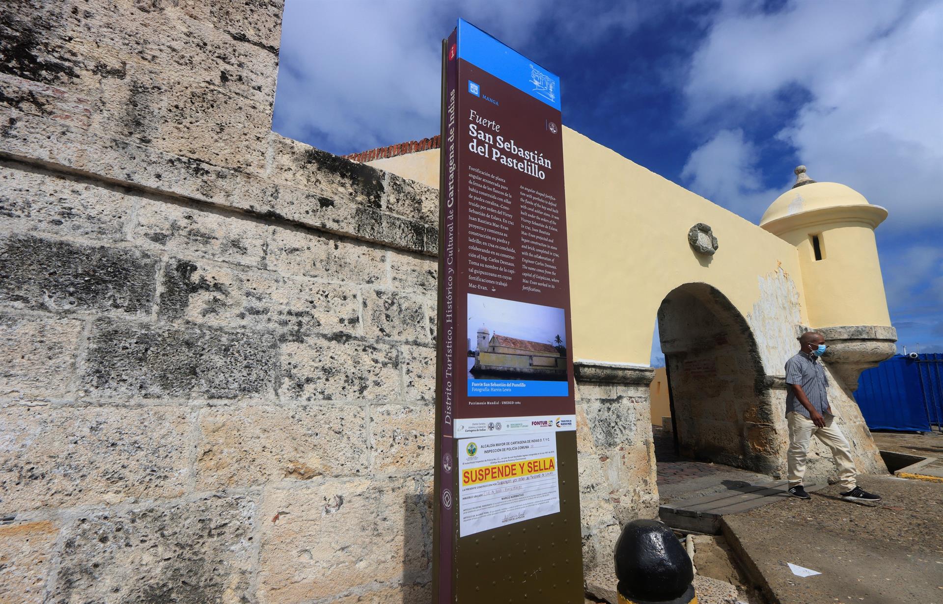 Empresa causa polémica al pintar la muralla del fuerte de Cartagena de Indias