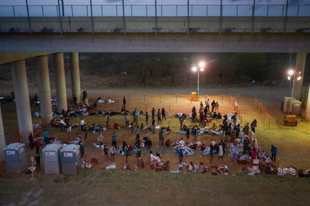 Biden enfrenta fuertes críticas por instalación para migrantes debajo del puente de Texas