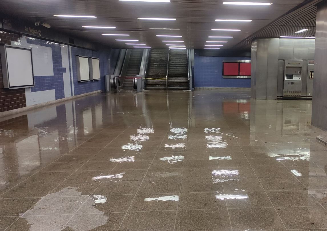 EN IMÁGENES: Estación Bellas Artes del Metro de Caracas anegada por lluvias de este #10Ago