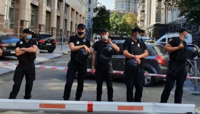 El VIDEO del hombre que con granada en mano amenazó al gabinete de Ucrania