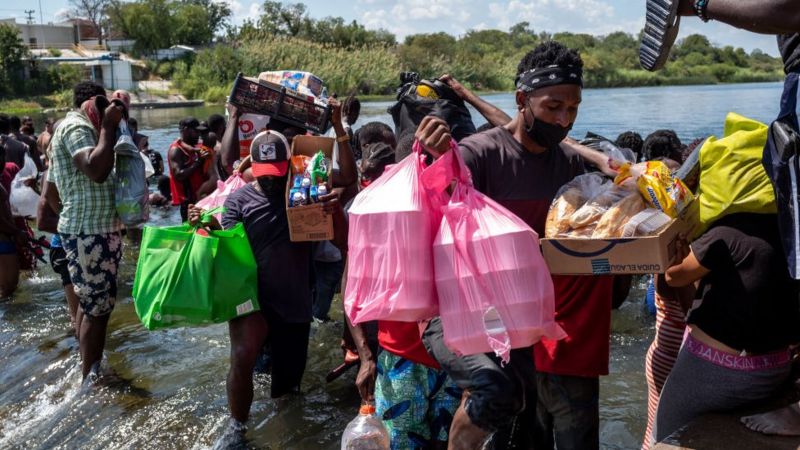 EEUU traslada a miles de migrantes a centros de procesamiento; hay venezolanos