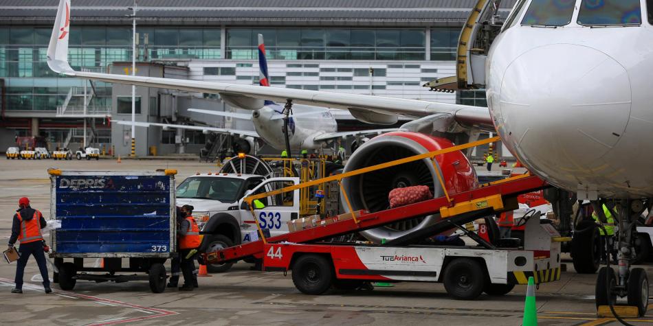 Lo que se sabe del hombre que cayó de un segundo piso de un aeropuerto en Colombia