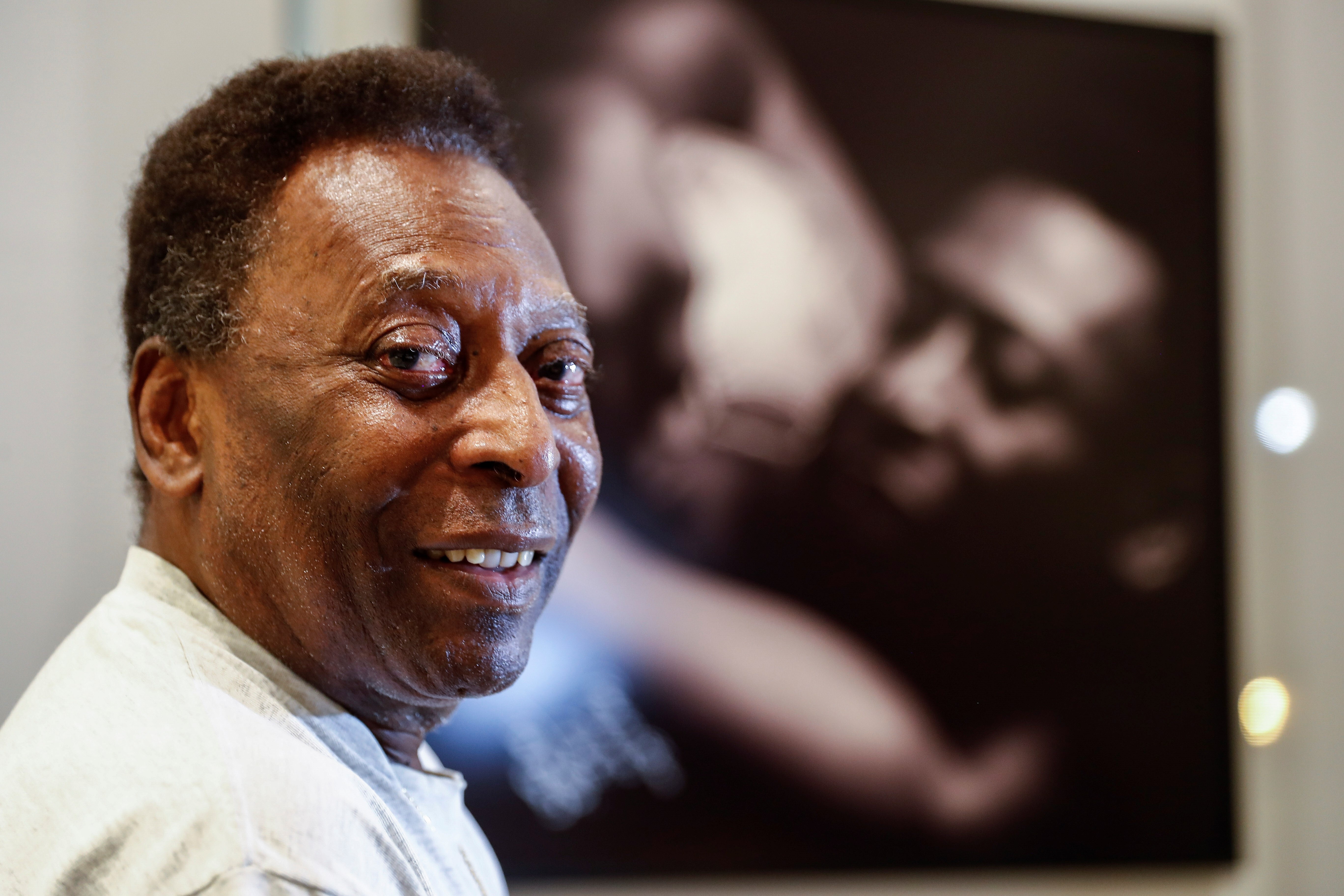 Pelé dice que está mejor de salud y bromea con volver a las canchas