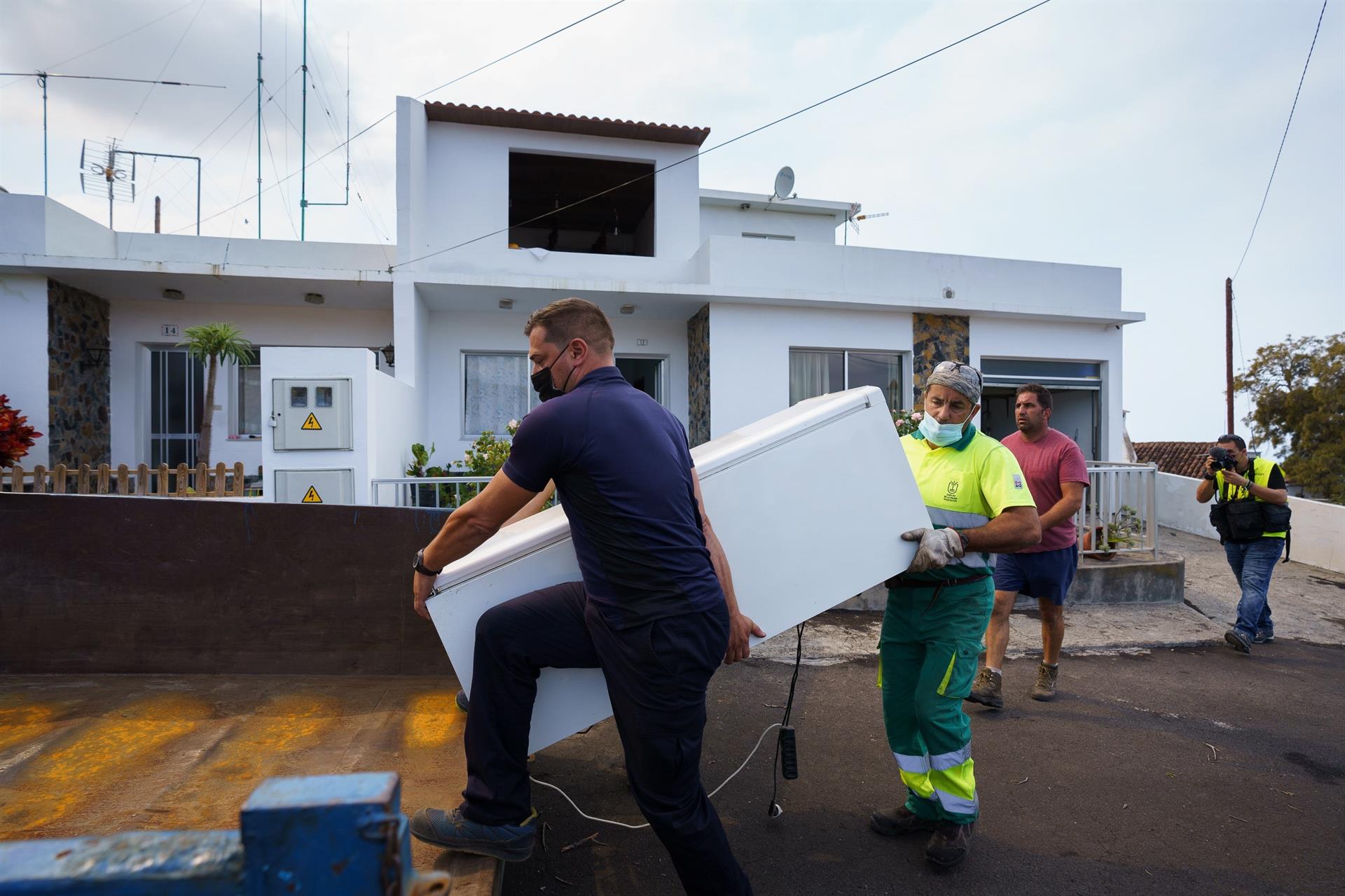 Carrera contra el tiempo: Habitantes de La Palma intentan salvar lo que pueden ante el acelerado avance de la lava (Imágenes)