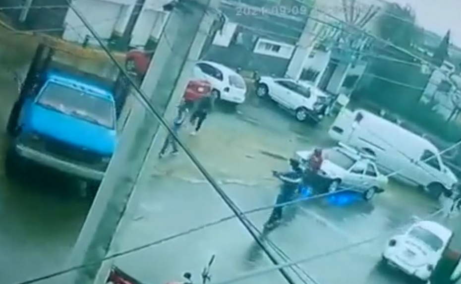 VIDEO: Conductor de una camioneta logra escapar de un comando armado en Ciudad de México