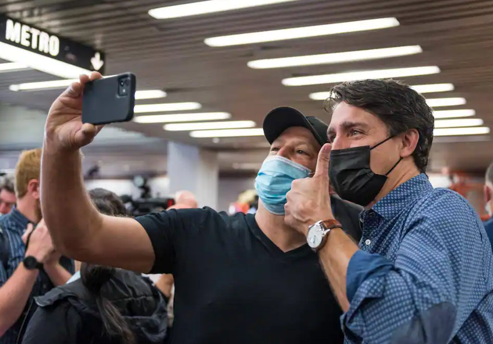 Trudeau repite su tradición tras ganar las elecciones y visita el metro de Montreal (VIDEO)