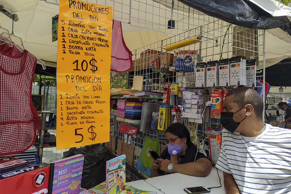 El dineral que necesitan los venezolanos para comprar la lista de útiles y uniforme para el regreso a clases