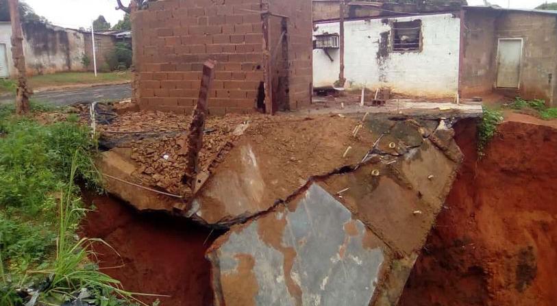 En peligro viviendas por erosión de terreno en Ciudad Bolívar (FOTO)