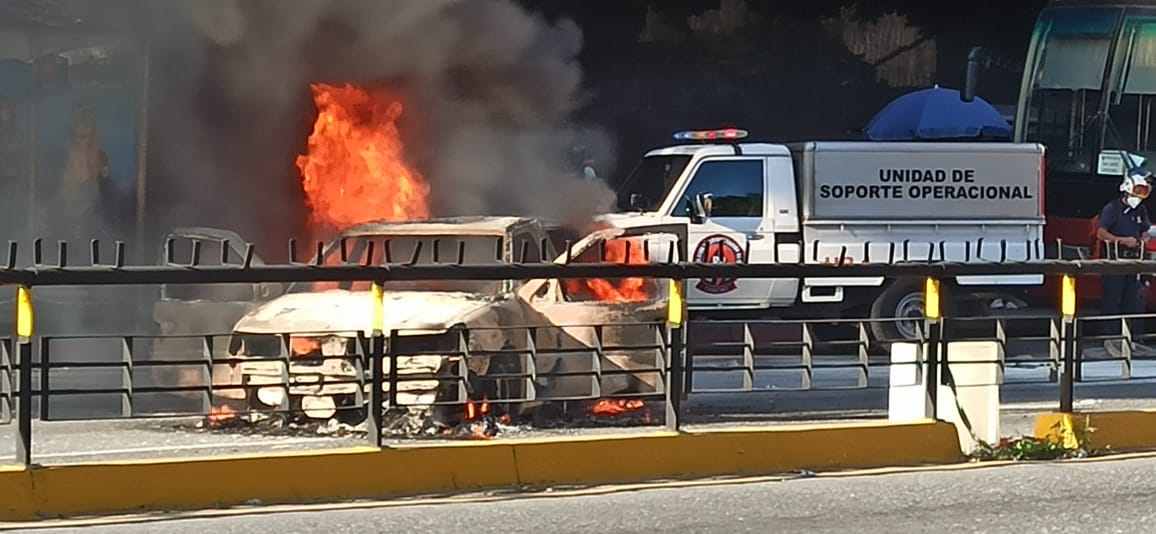 Carro se incendió en la avenida Francisco Miranda, a la altura de Chacao (Foto)