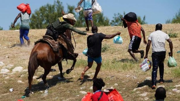 EEUU investigará las agresiones contra los inmigrantes haitianos en Texas